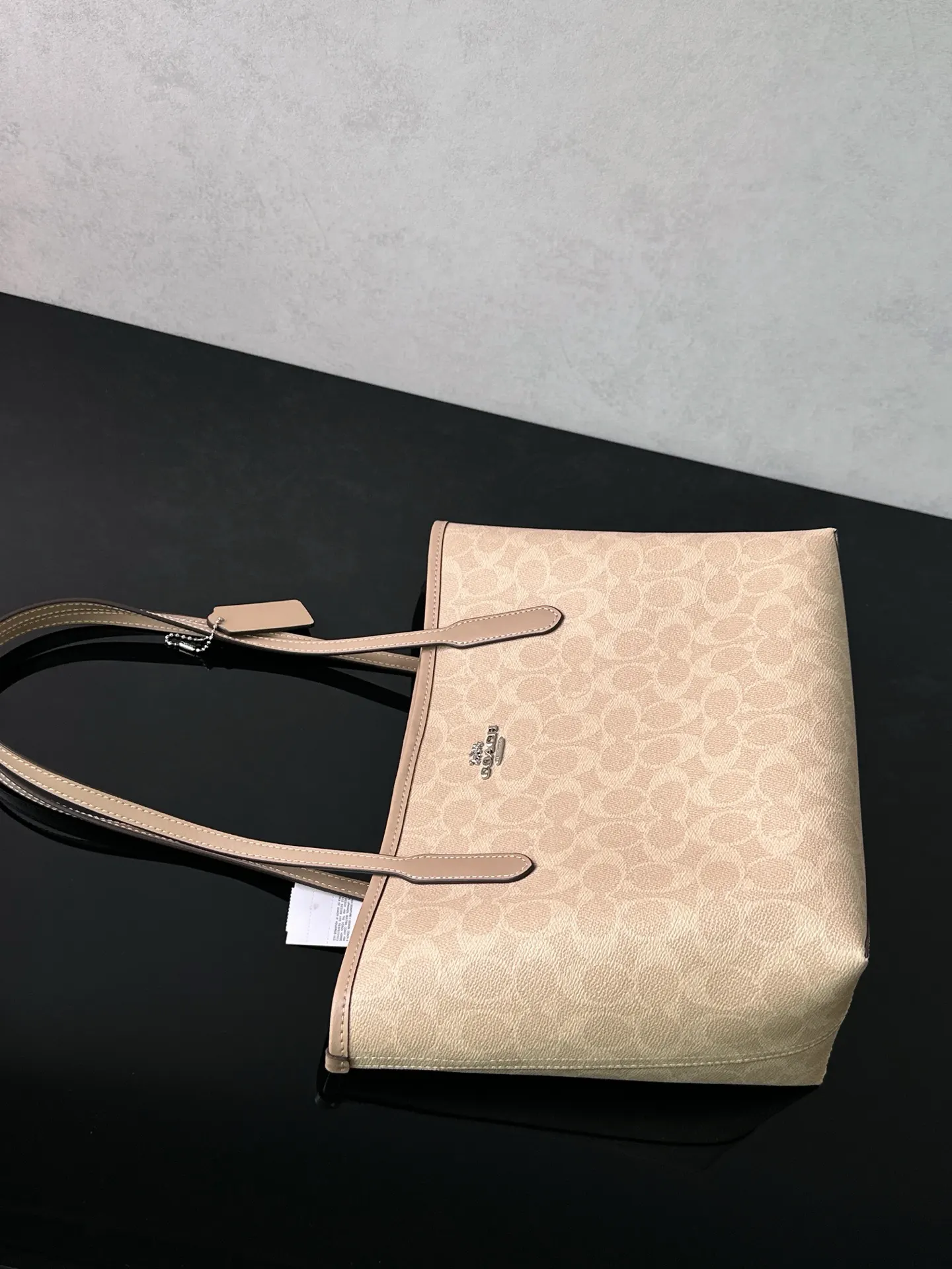 Coach 老花 卡其 經典老花涂层PVC材质 耐磨抗造 日常摩擦 轻微淋溅 托特包 大容量托特款
