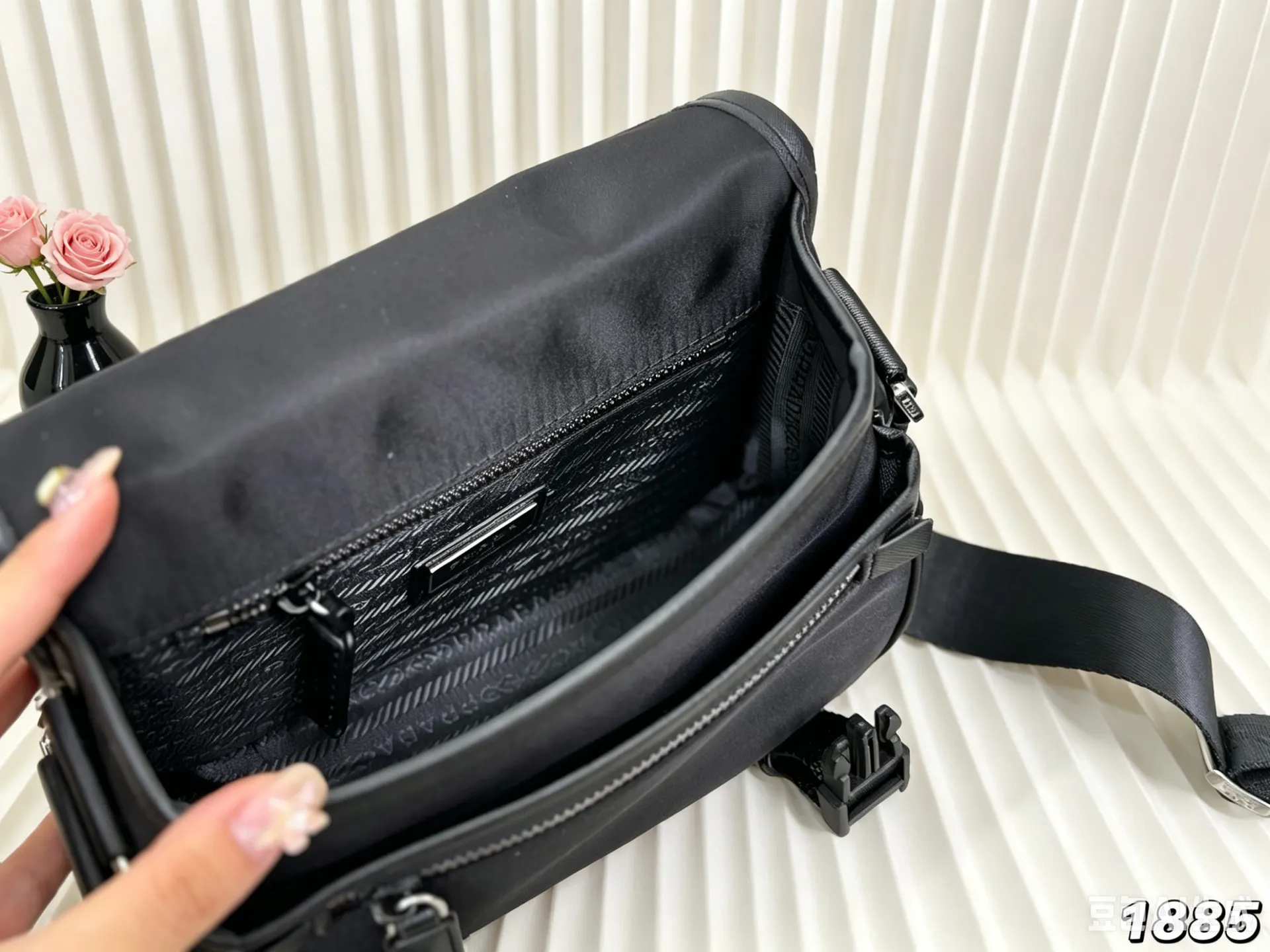 PRADA 邮差包 通勤百搭款