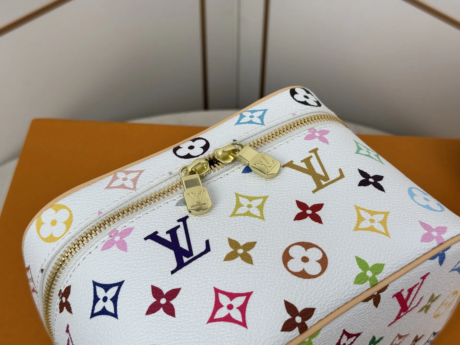 白彩中号 化妆包 便携收纳款