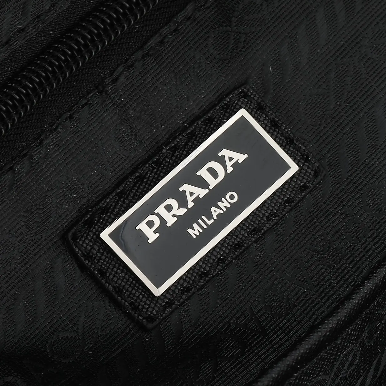 PRADA Re-Nylon尼龙 双肩背包 轻便实用款