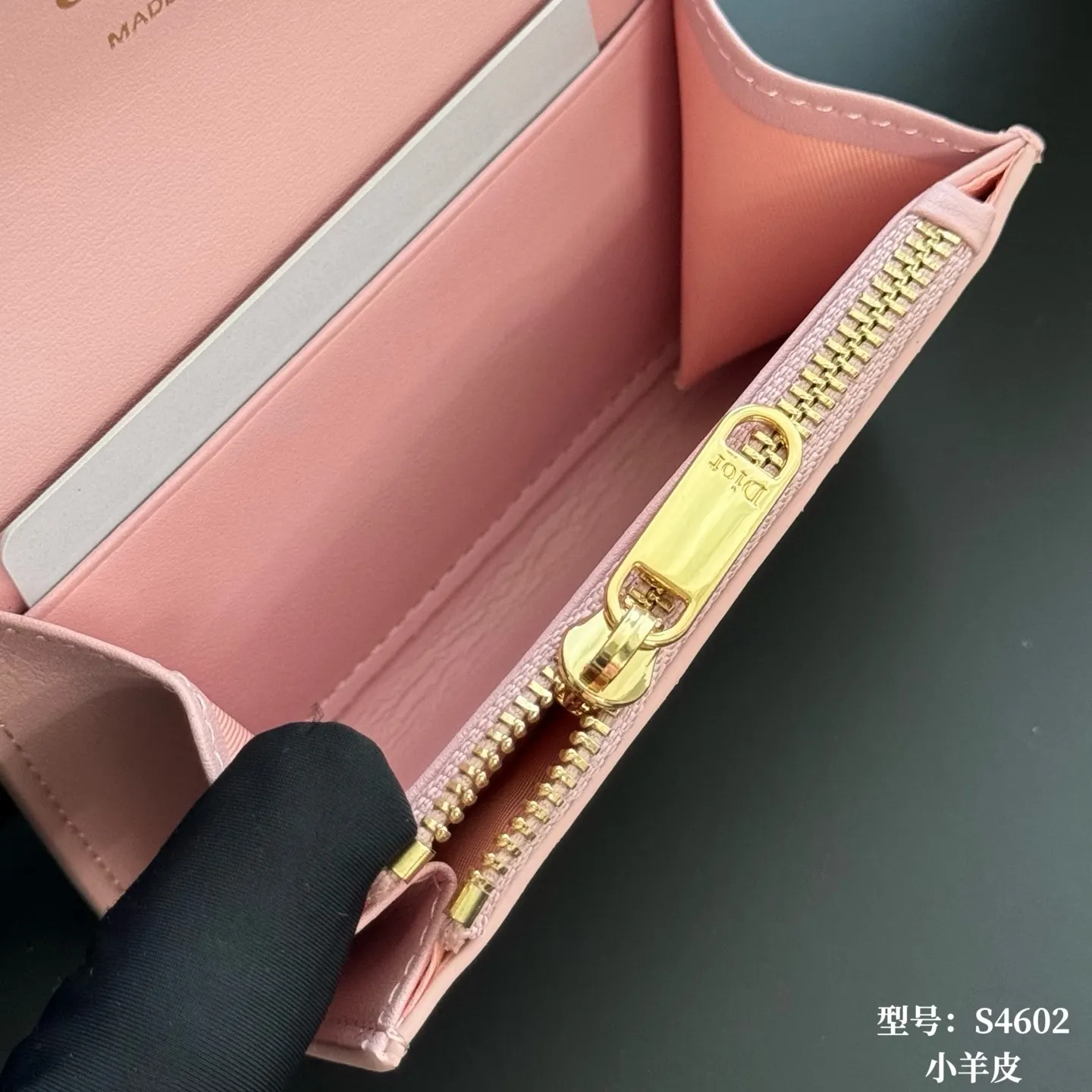 Dior 粉色牛皮卡包 精致短款钱包