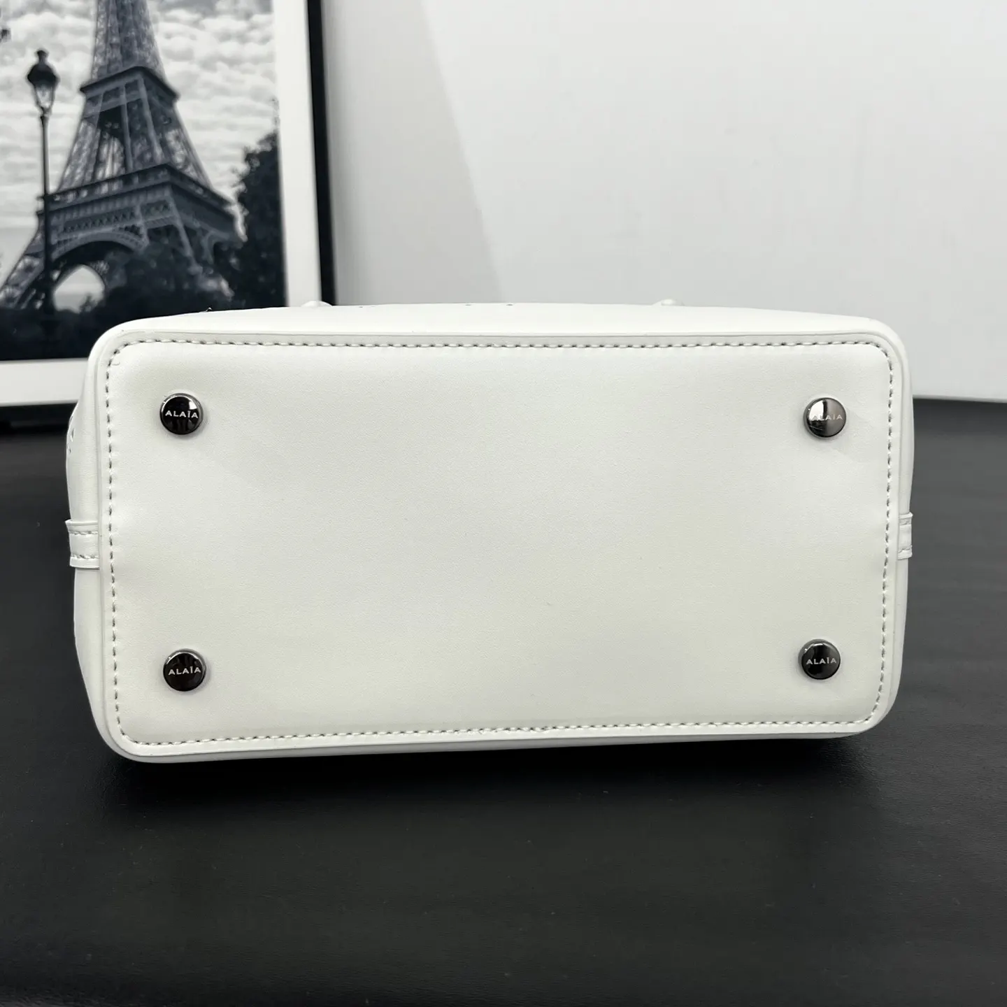 白色 牛皮 ALAÏA 中号 白色 ALAIA tote 托特包 大容量托特款(數字9) 白色 牛皮 ALAÏA 中号 白色 ALAIA tote 托特包 大容量托特款(數字9)