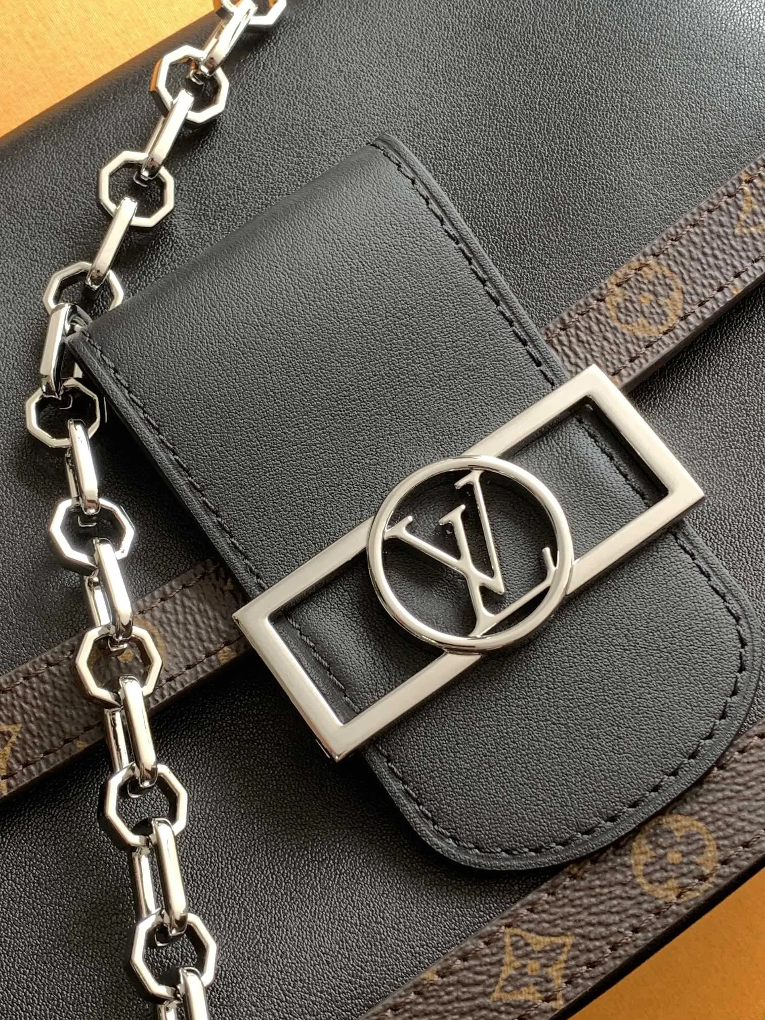 LV 牛皮 字母跃现于翻盖之上 与可拆卸链条相映成趣 链条包 精致链条款