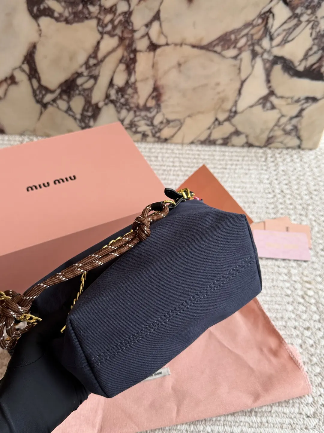 Miu 帆布 miumiu饭盒包 miumiu 这包时髦又能装 饭 手拿包 精致手拿款