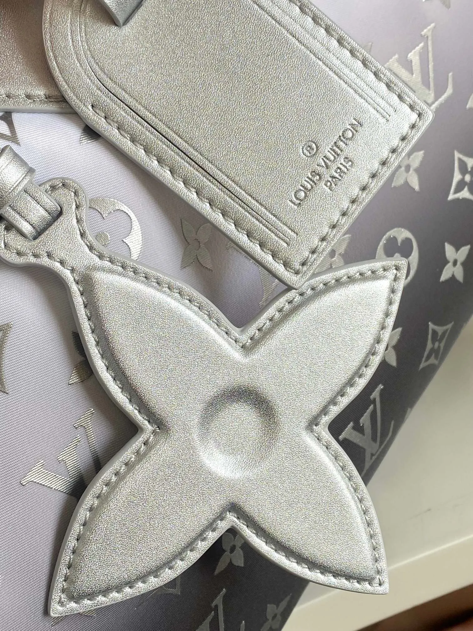 Louis Vuitton 银色 Monogram 单肩包