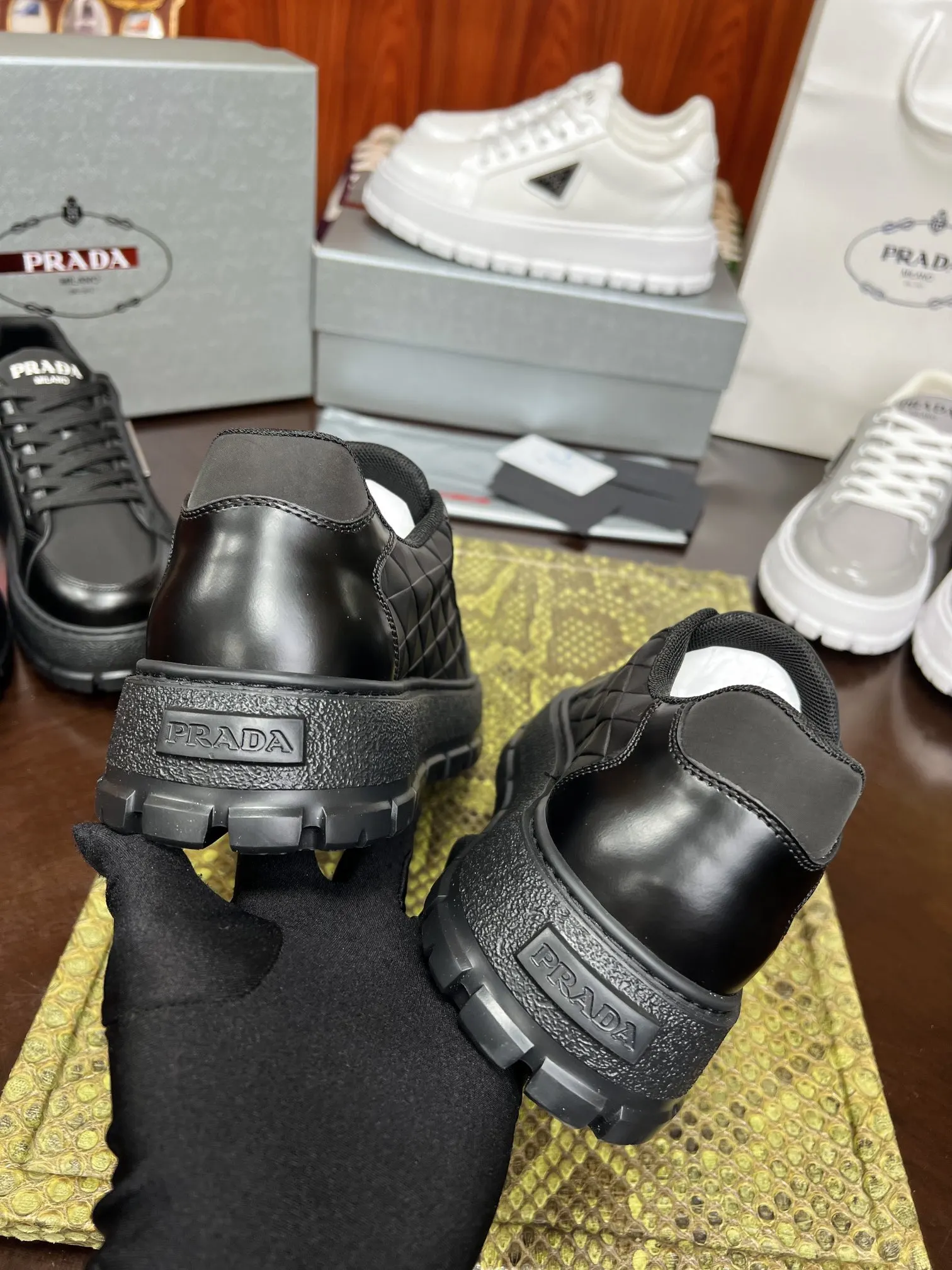 Prada 牛皮 休闲鞋 舒适