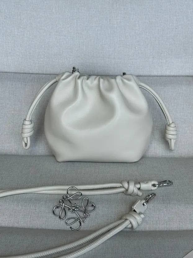 Loewe 金色 羊皮 型號 套金屬鏈條加长皮 鏈條包 精致鏈條款