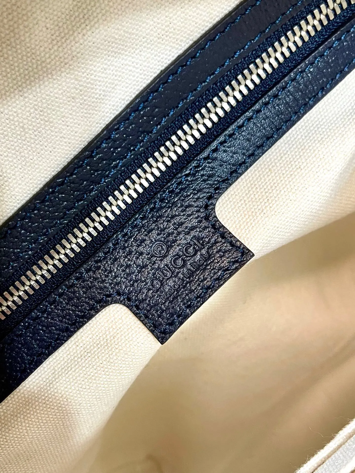 藍色 米色 帆布 在 爱的进行曲 全新时装系列中 品牌推出了藍色和米色 雙肩包 实用雙肩款