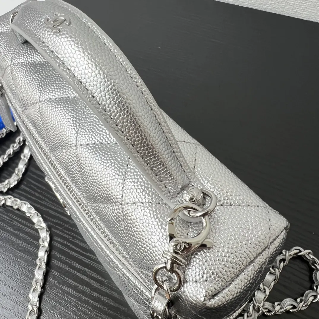 Chanel 黑色鱼子酱牛皮翻盖链条包 单肩斜挎