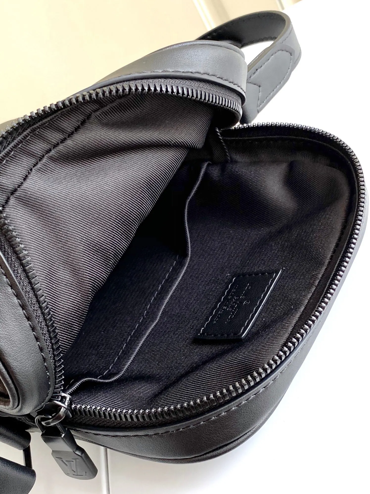 LV 黑色压纹竖款斜挎包 休闲小包款｜ORBUYBAG 岚奢包高端时尚精品