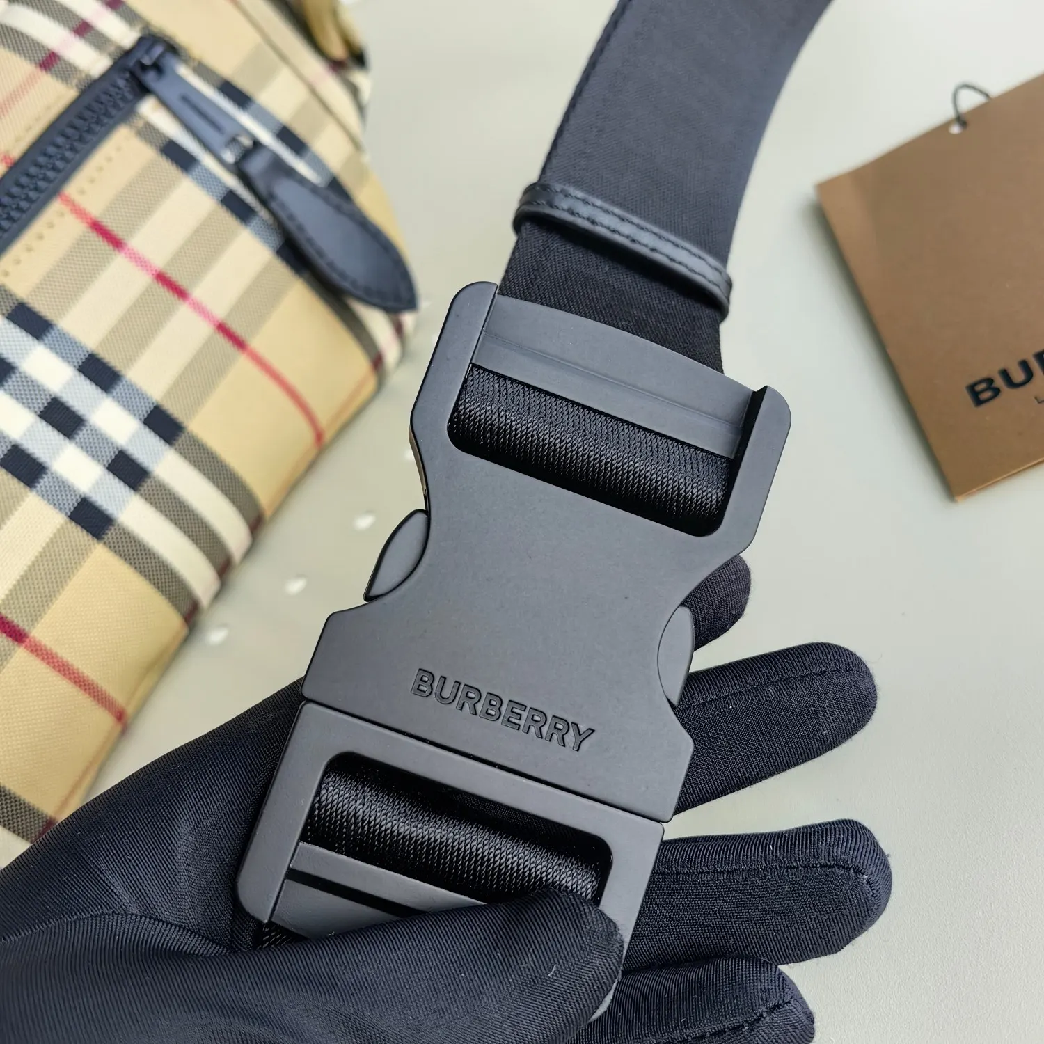 Burberry 設計借鉴九十 代街头风格 焕新装饰 格纹 融入 腰包 休閒腰包款
