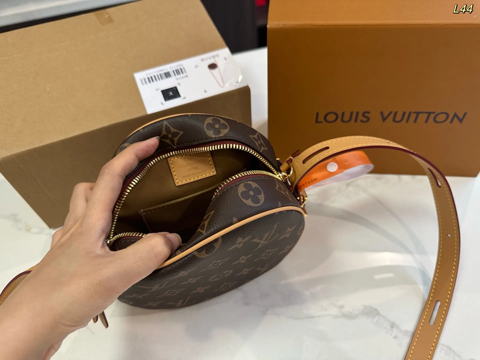 LV 钢五金 斜挎包 轻便斜挎款