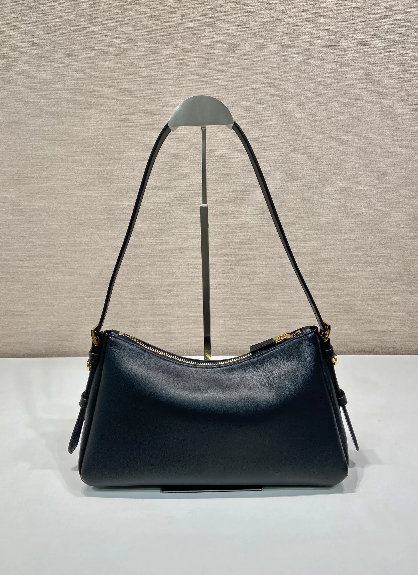 PRADA 牛皮 三角标 腋下包 日常通勤款