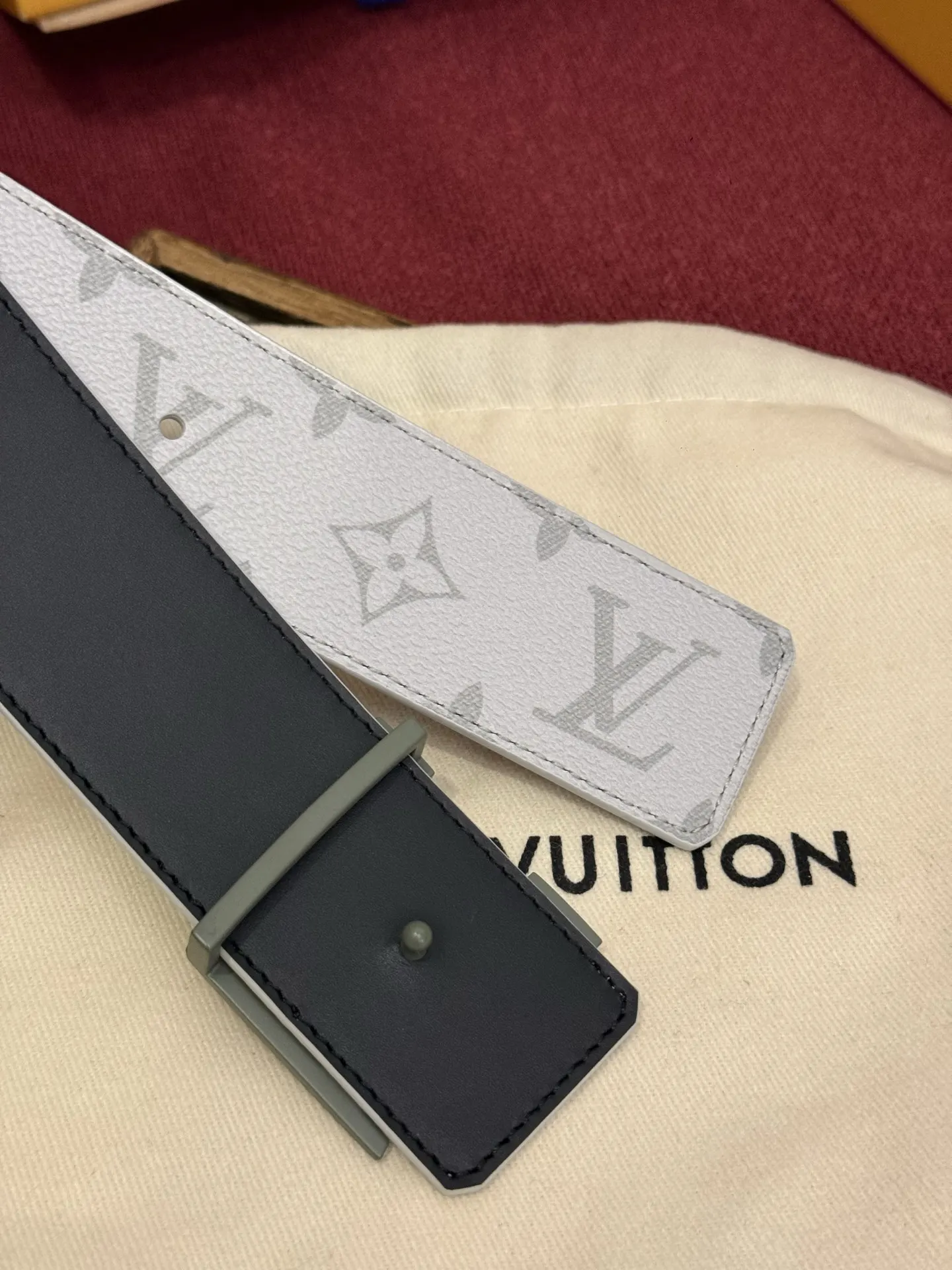LV green, double-sided belt, business casual model Image 4 LV green, double-sided belt, business casual model Image 4