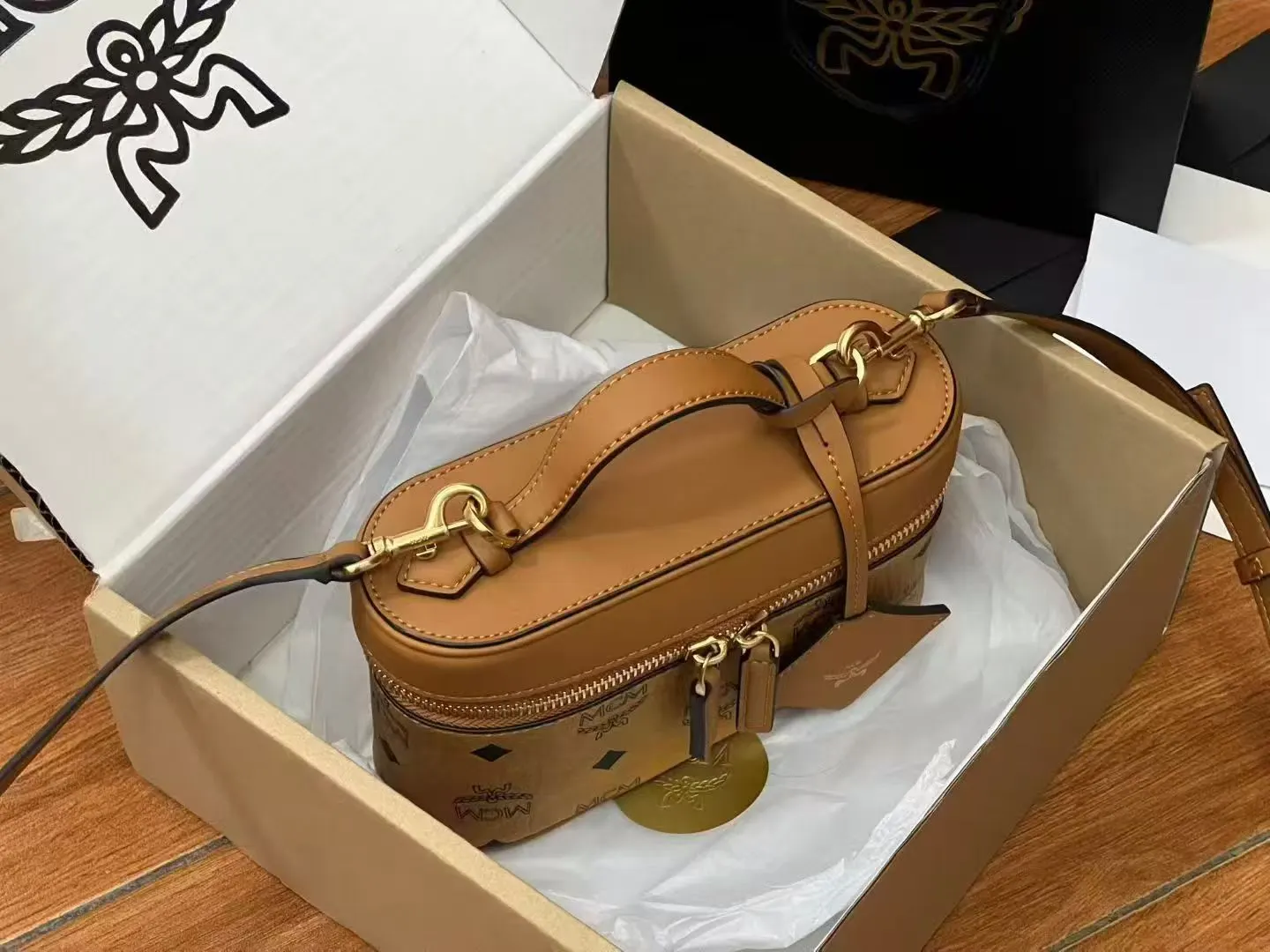 老花 皮革 干邑色低调耐看 秋冬搭 氛围感直接拉满 斜背包 輕便斜挎款