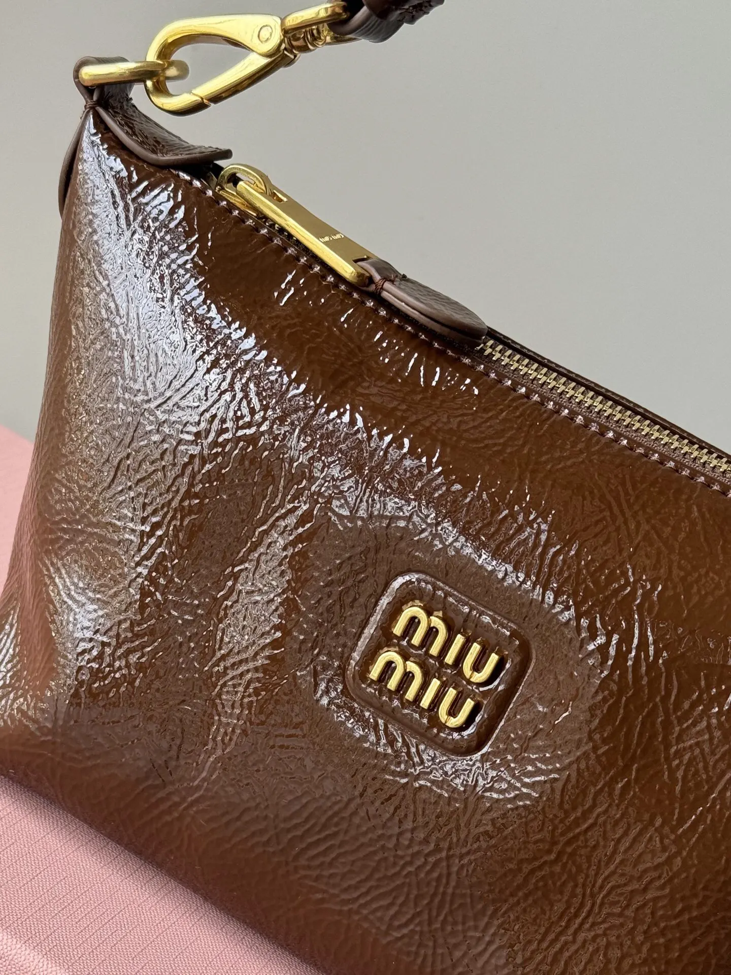 Miu 漆皮 厂价 老鼠狠货miumiu饭盒 腋下包 復古腋下背款