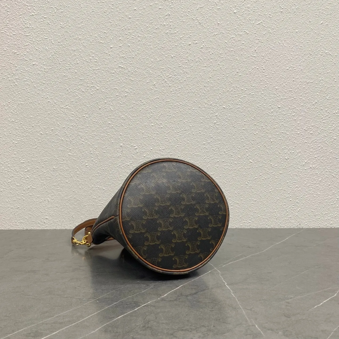金色 CE 抽绳水桶包 休閒水桶款