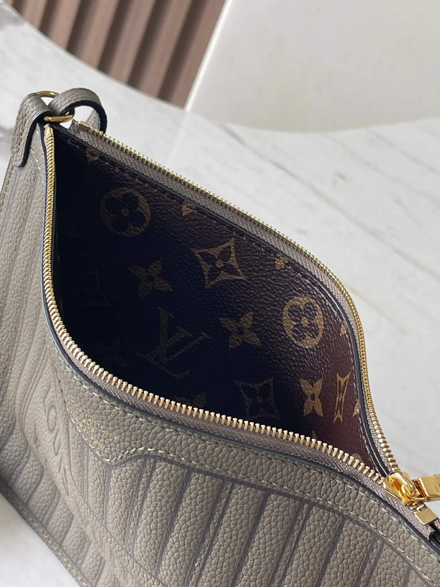 LV Neverfull tote bag, high-capacity commuter model Image 9 LV Neverfull tote bag, high-capacity commuter model Image 9