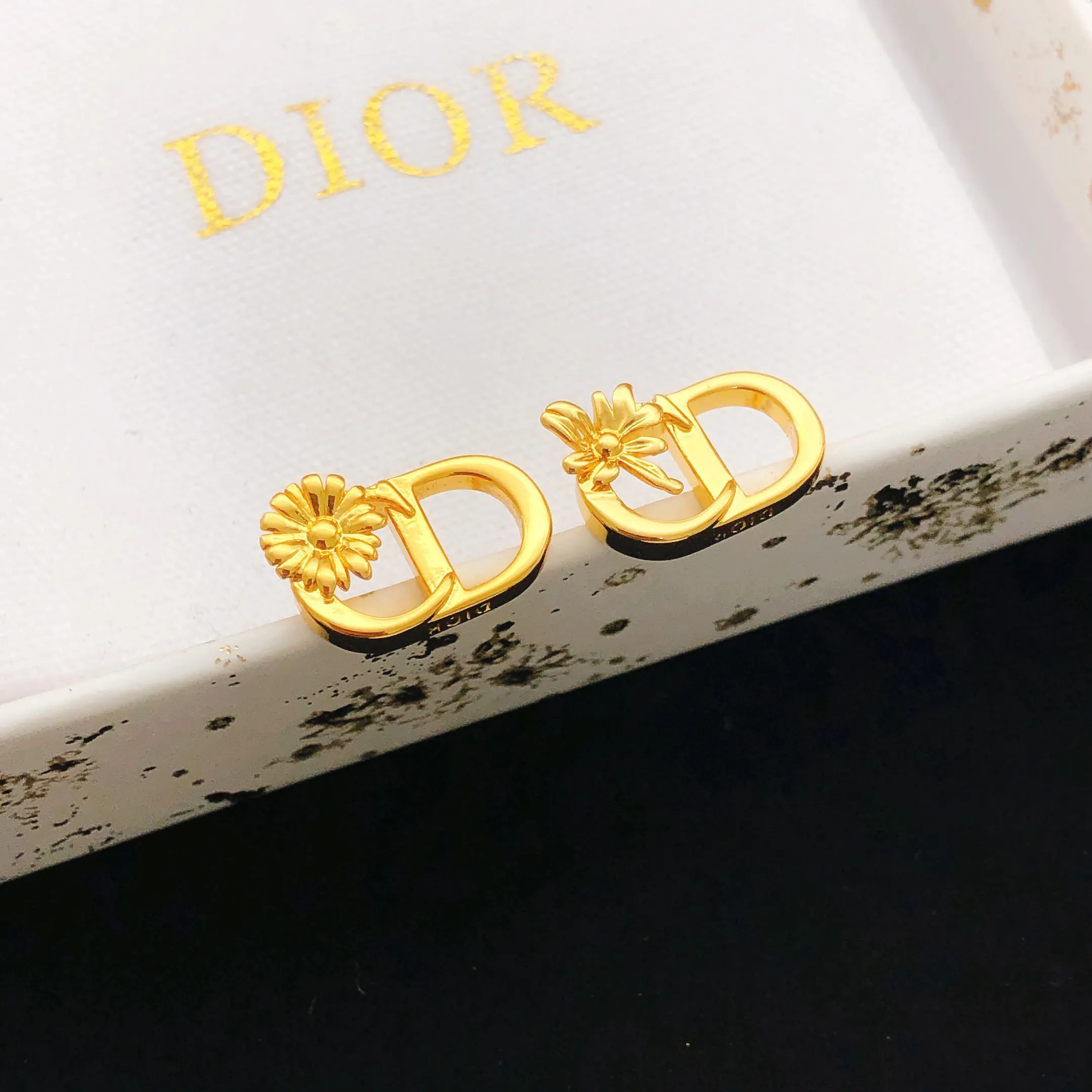 Dior 耳钉 小巧点缀 耳飾