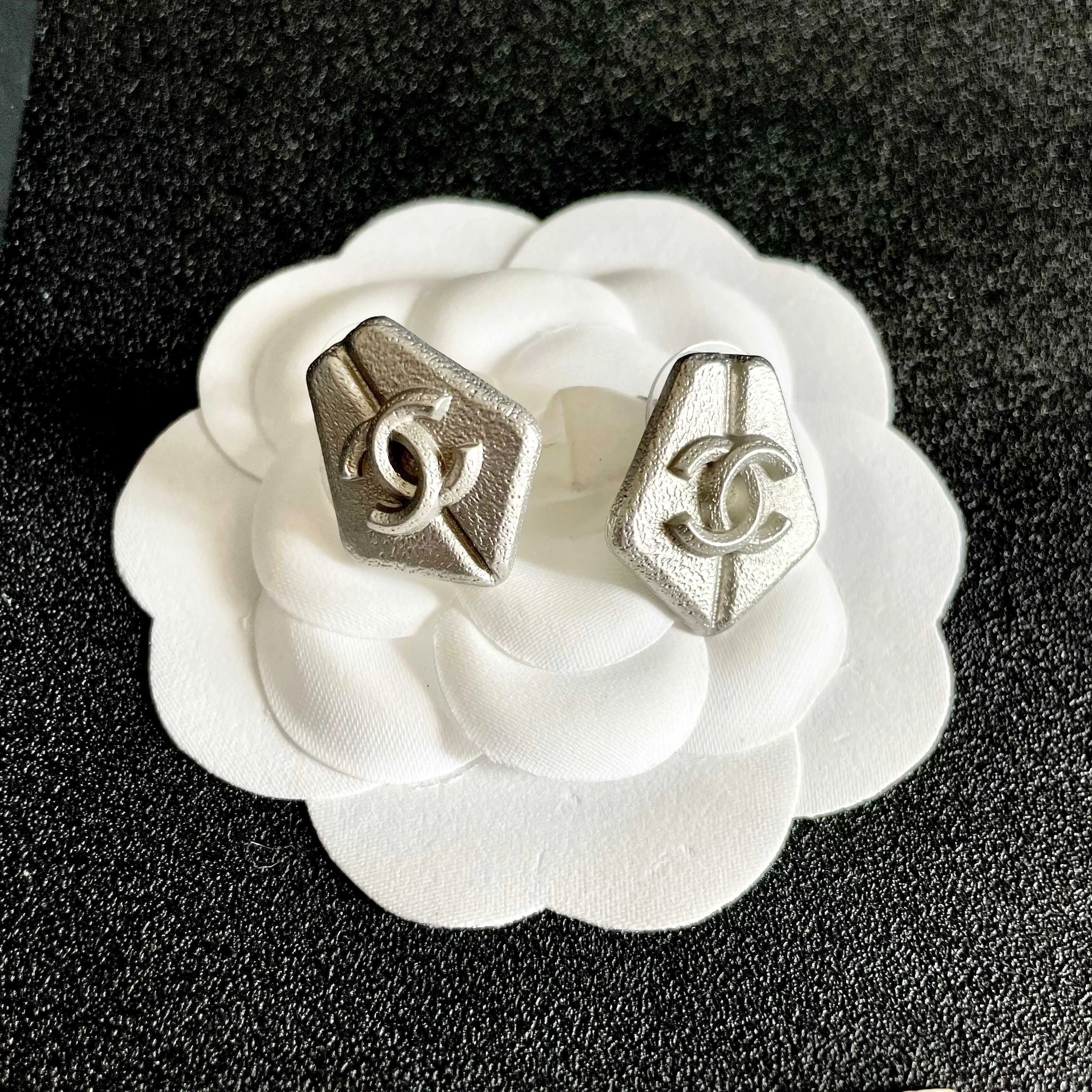 Chanel 双C 耳钉 小巧点缀 耳饰