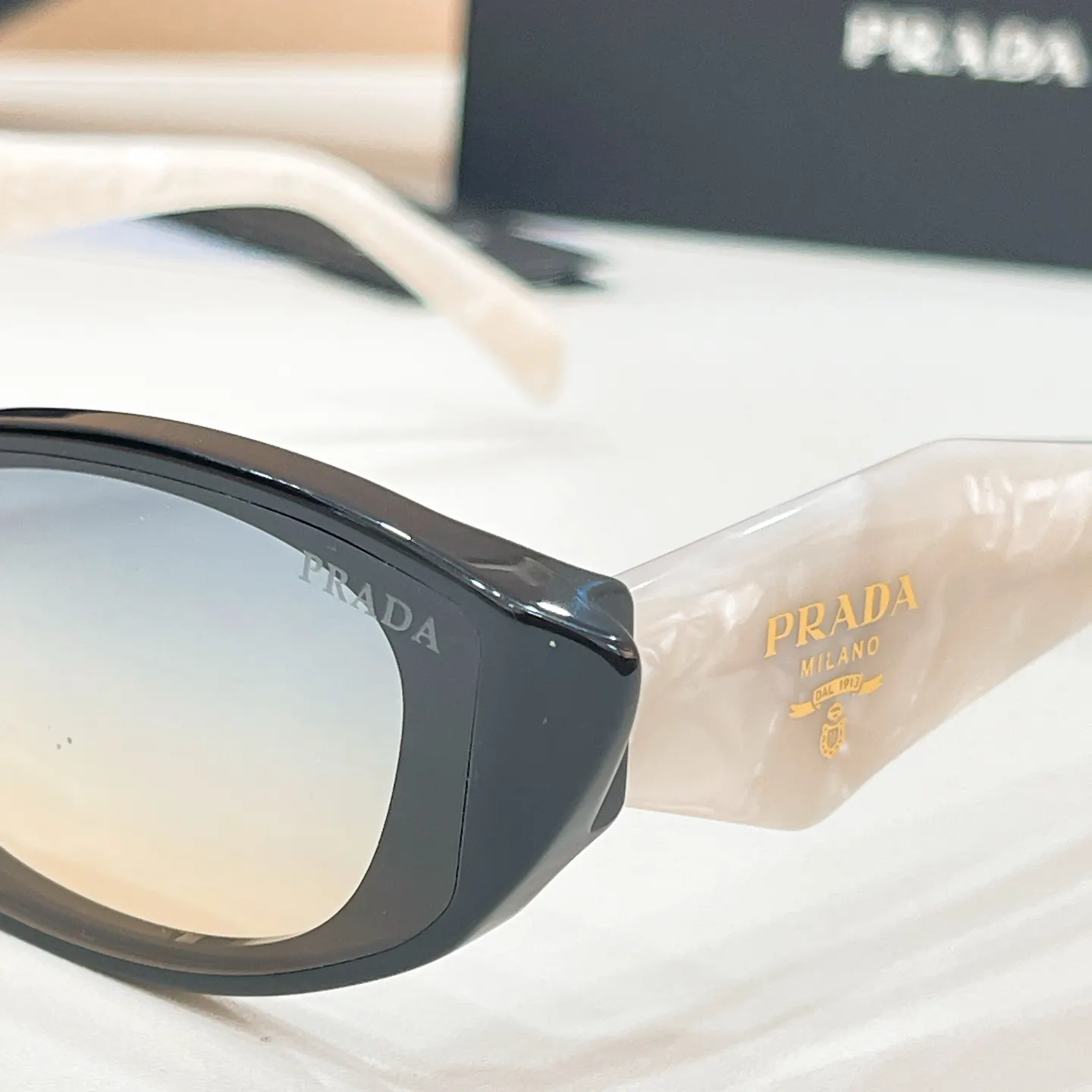 PRADA PR 2150S 太阳眼镜 时尚遮阳款