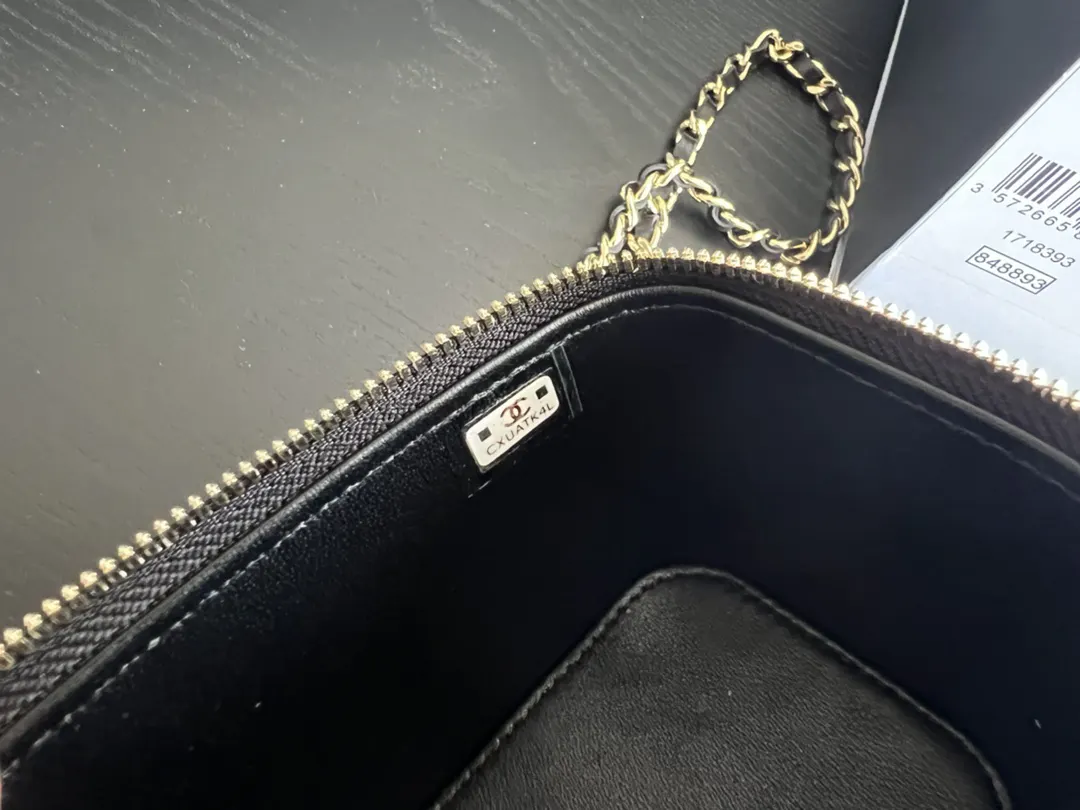 CHANEL 19 Bag 黑色羊皮菱格链条包 金扣款