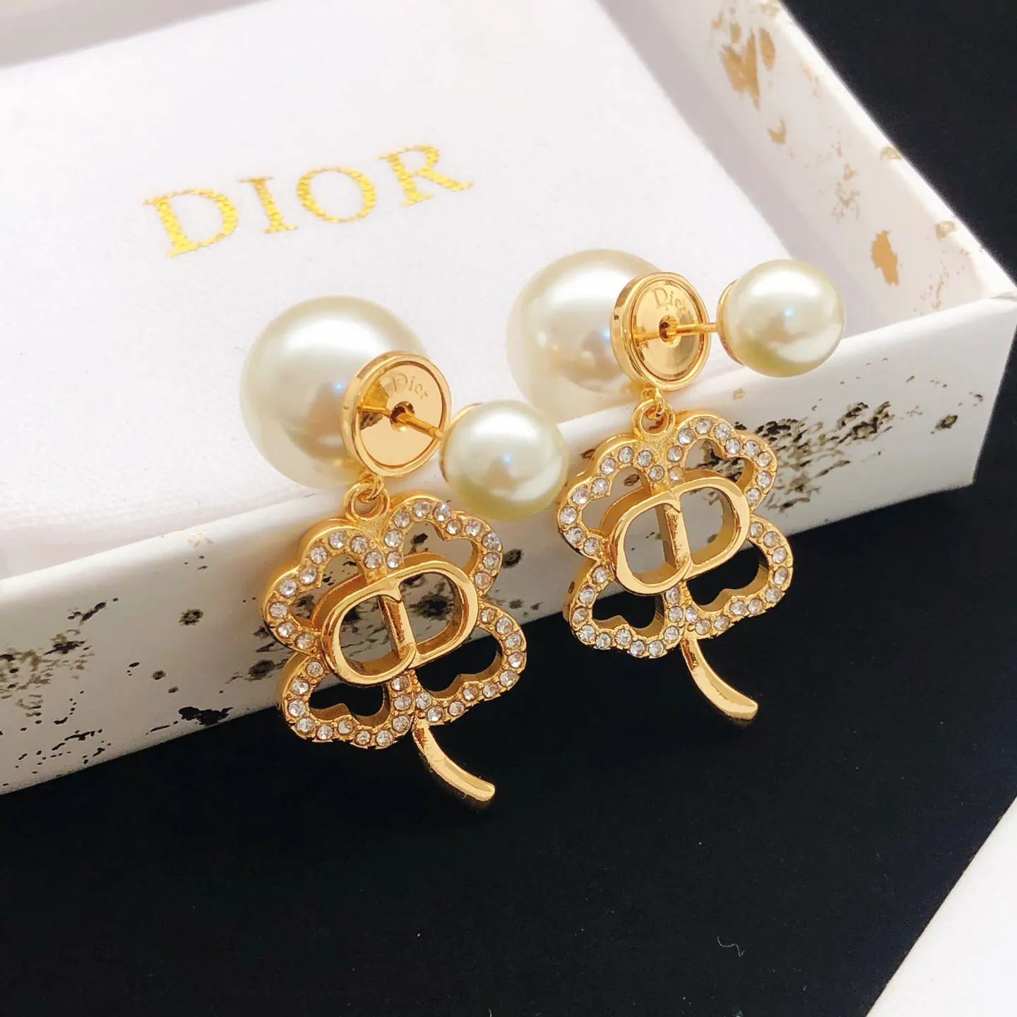 Dior 金色CD珍珠字母吊坠耳环 精致配饰款