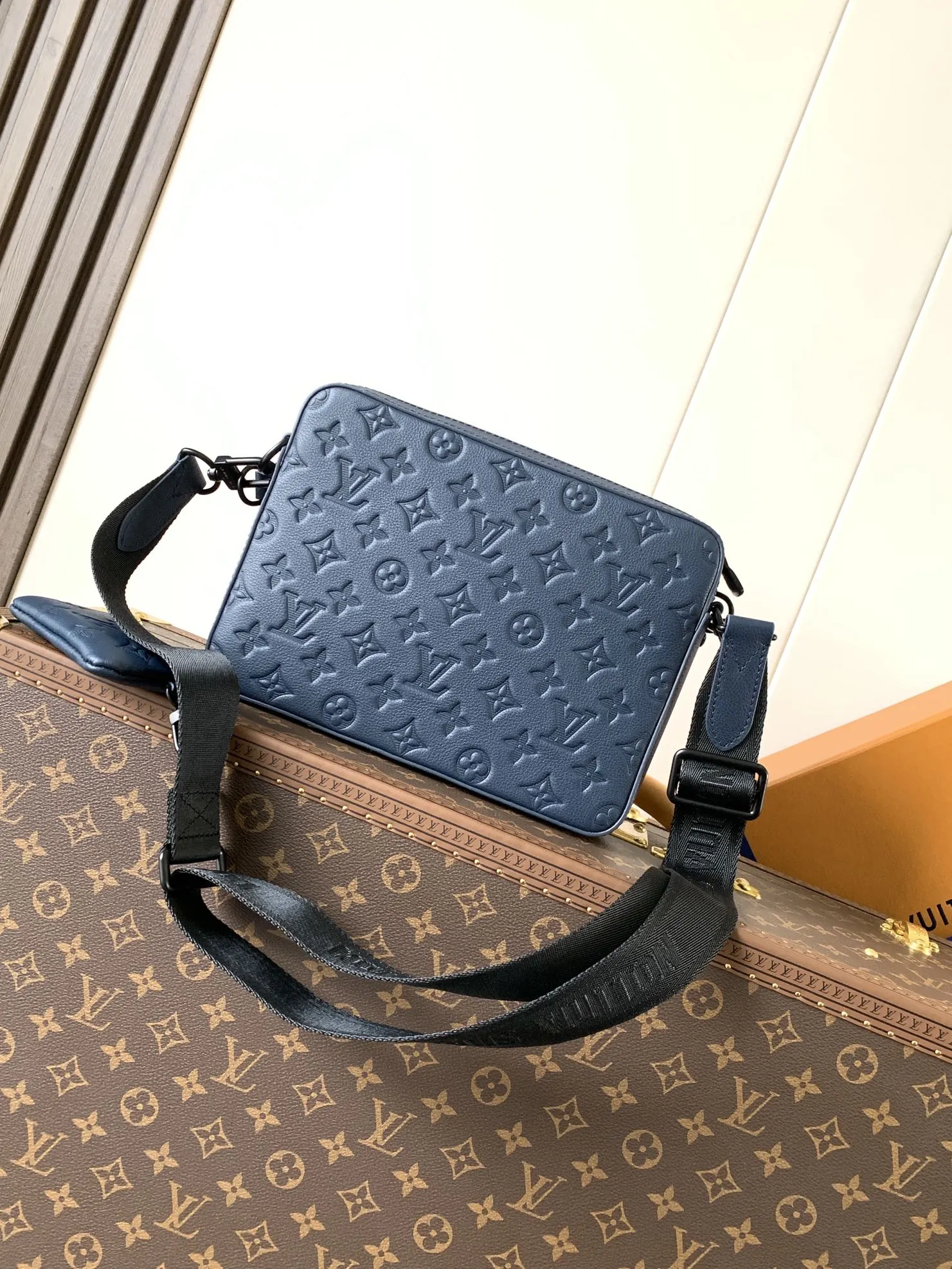 LV messenger bag Image 3 LV messenger bag Image 3