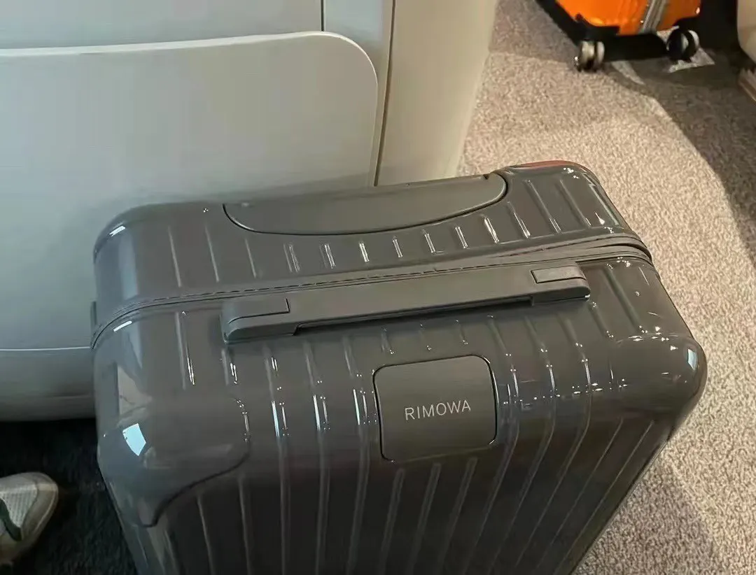 灰色 日默瓦RIMOWA Essential 系列 马卡龙 行李箱 旅行拉杆款 輕便出行款