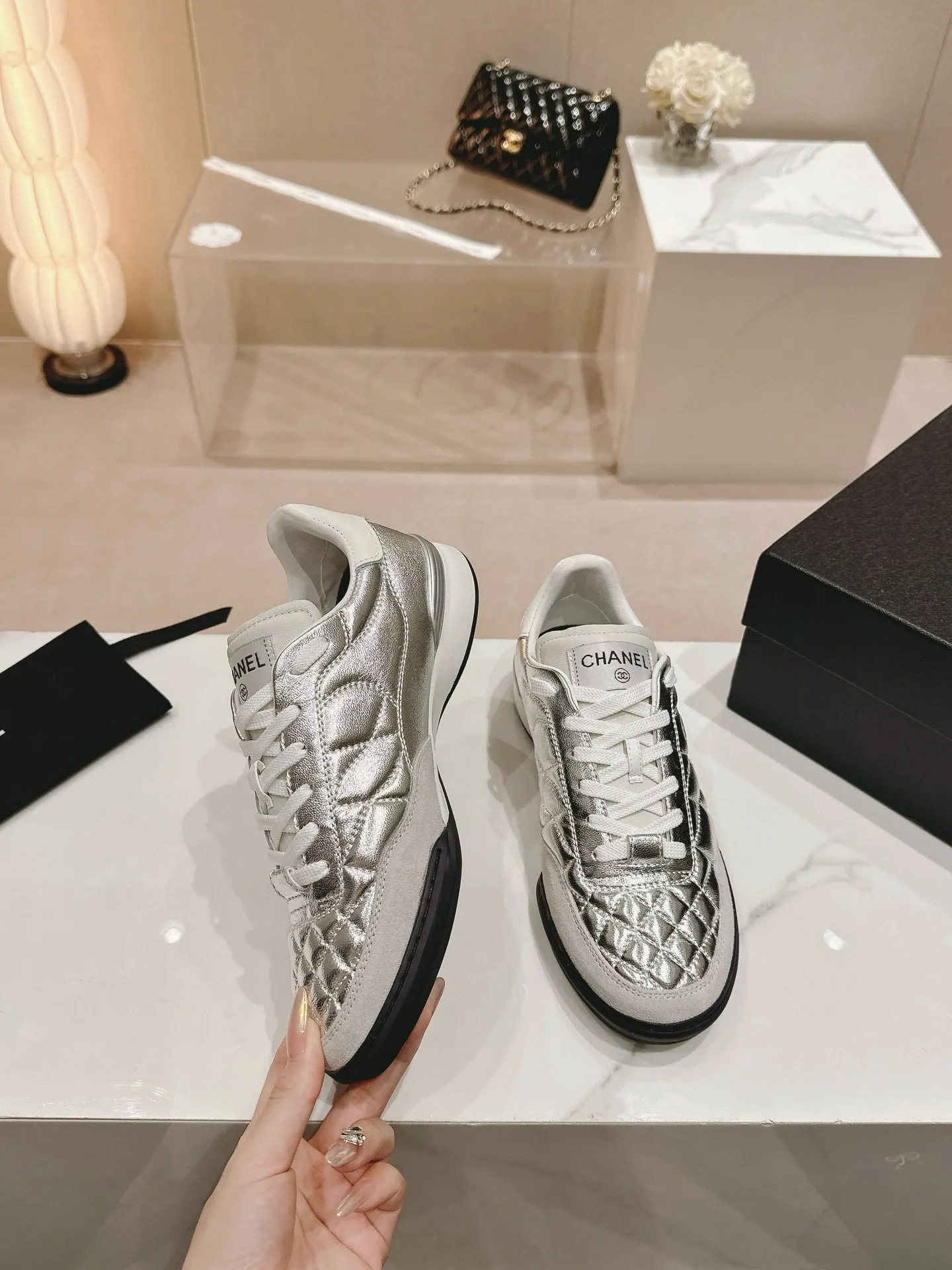 CHANEL 银灰色羊皮休闲鞋 轻便款