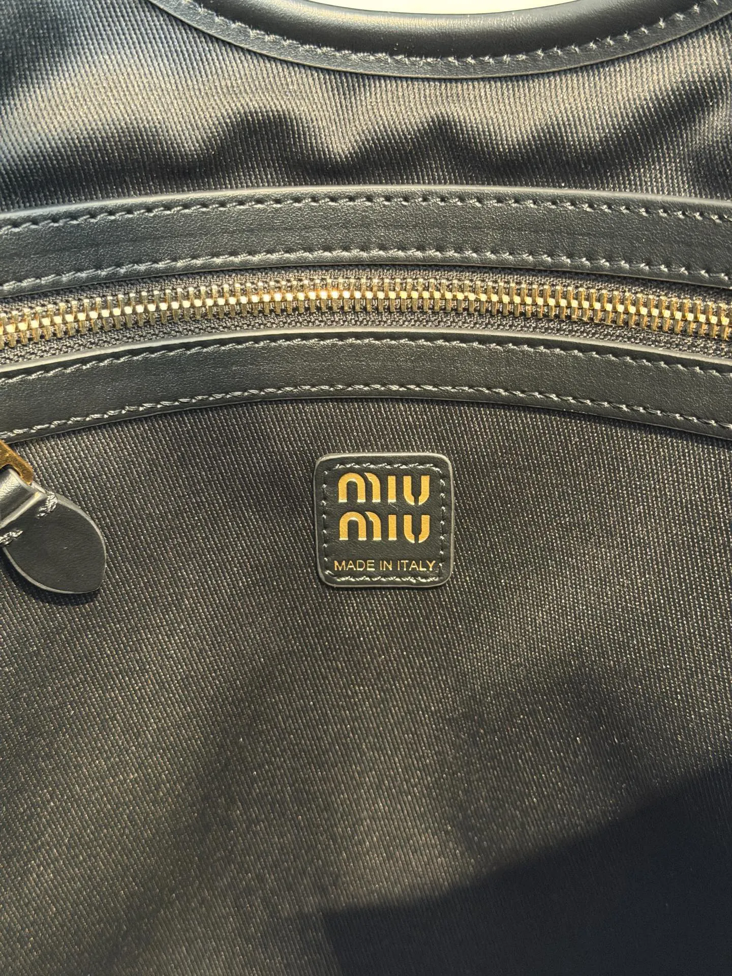 金色 小牛皮 Mi IVY 宽版托特包 柔软小牛皮 金色徽标 大容量托特款