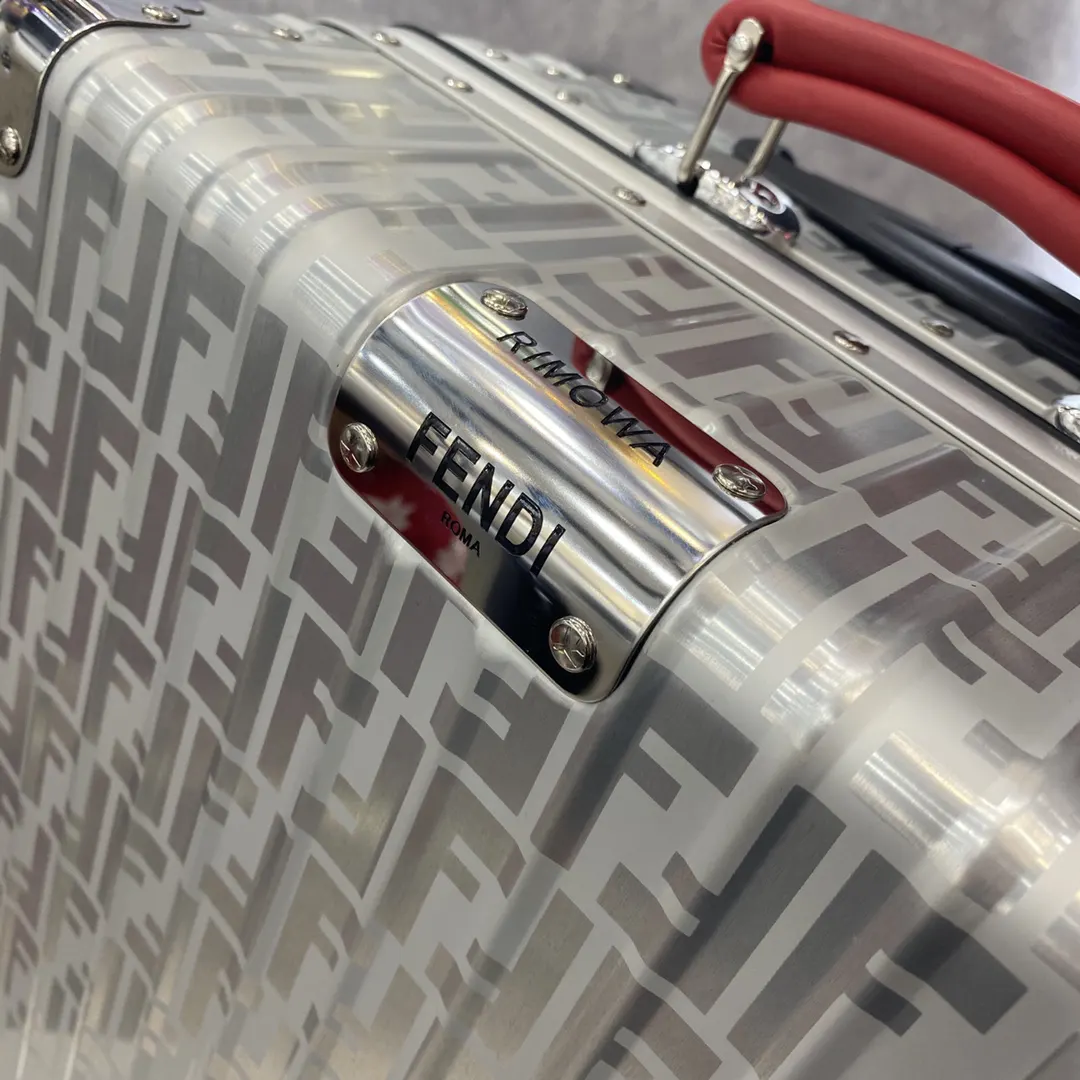 Fendi Rimowa 內飾 一见钟情或许就是当你第一 行李箱 旅行拉杆款 輕便出行款