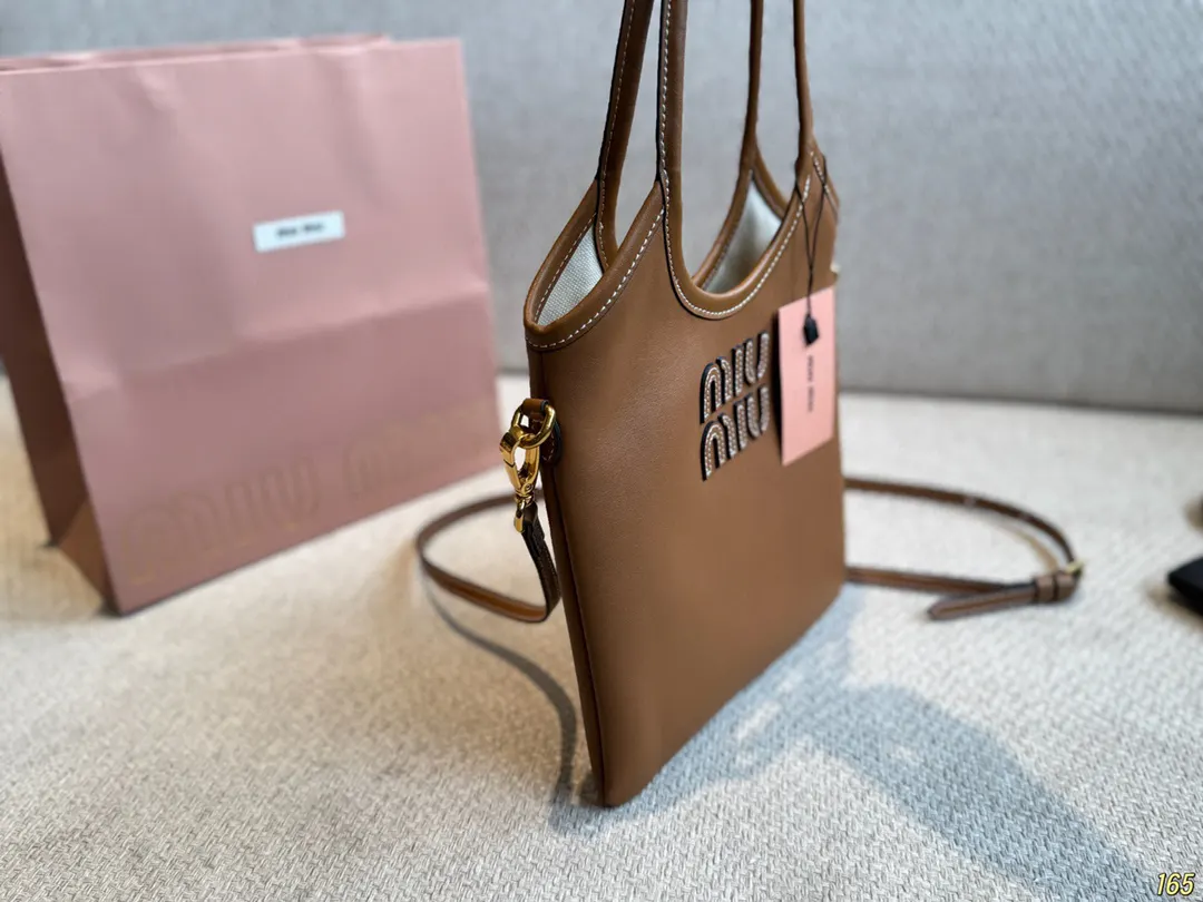 Miu ⃣ 色 miumiu 美式复古神仙迷你托 托特包 大容量托特款