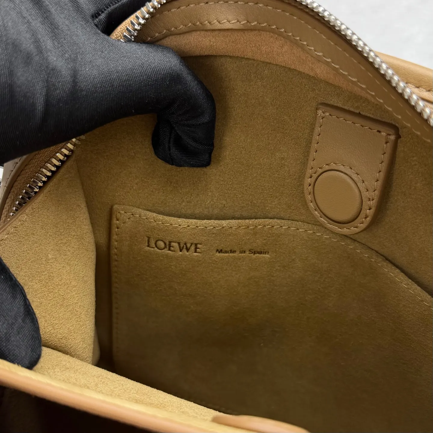 Loewe 皮革 斜背包 輕便斜挎款