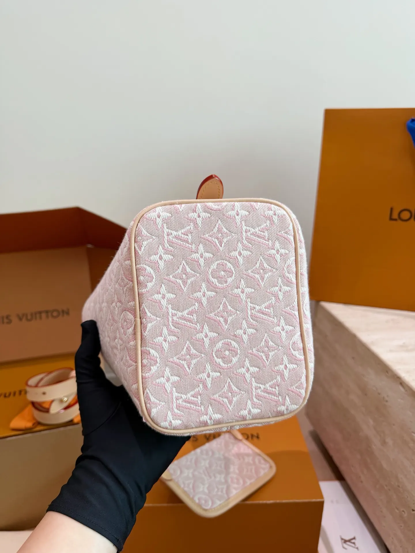 LV 牛皮 浅色帆布轻微防水 日常通勤或休閒都很適合 斜背包 輕便斜挎款