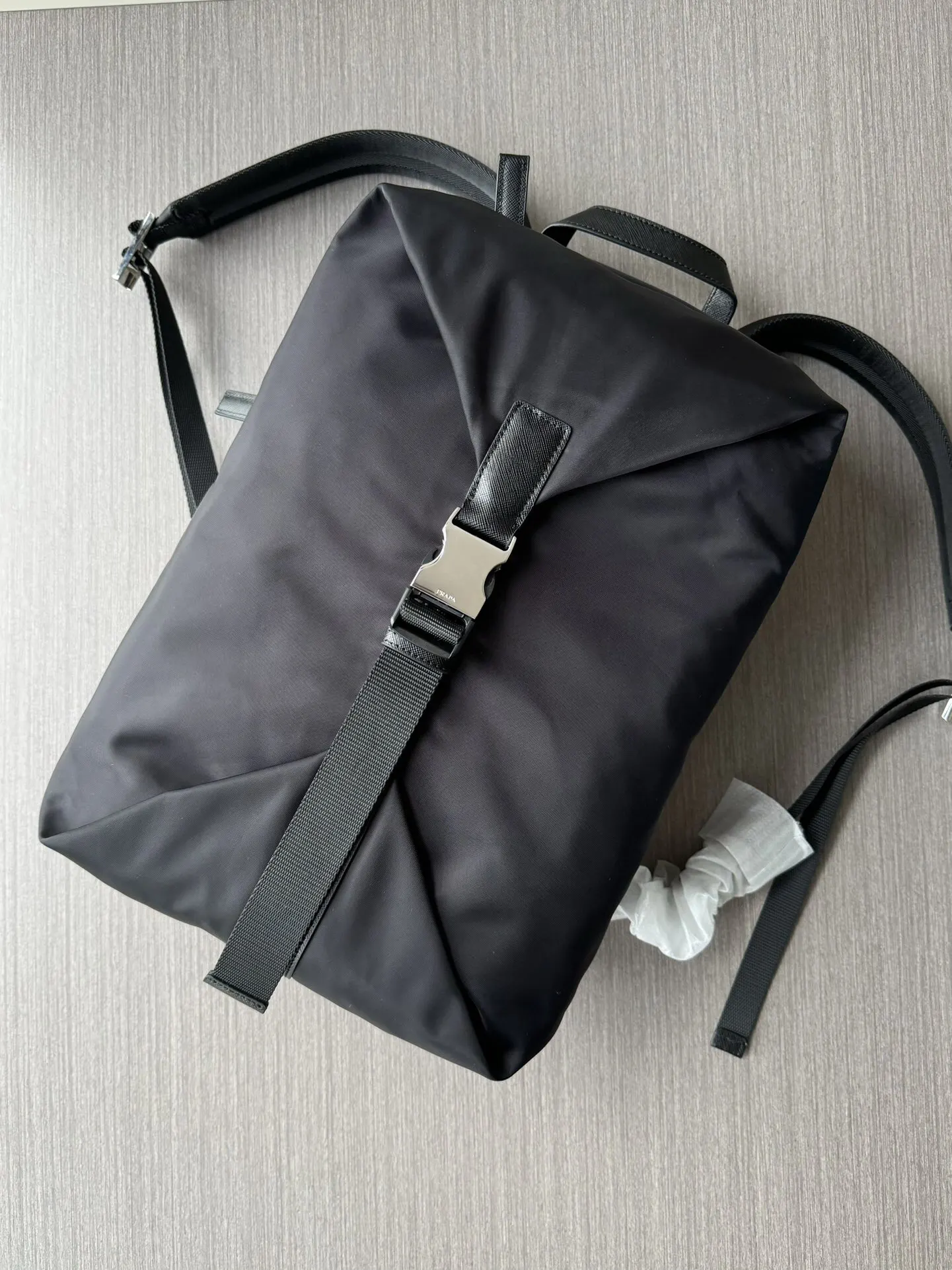 PRADA 黑色 Re-Nylon尼龙 牛皮 双肩背包 轻便实用款