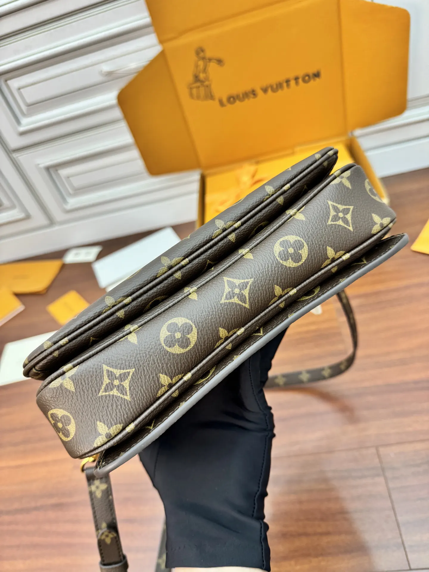 LV 經典老花手提斜背包(數字14) LV 經典老花手提斜背包(數字14)