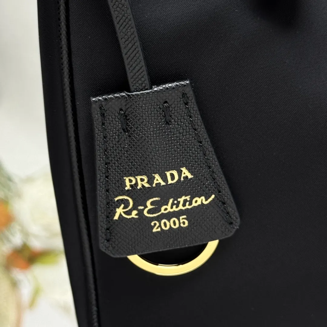 Prada Re-Nylon 皮革 Saffiano 十字紋 腋下包
