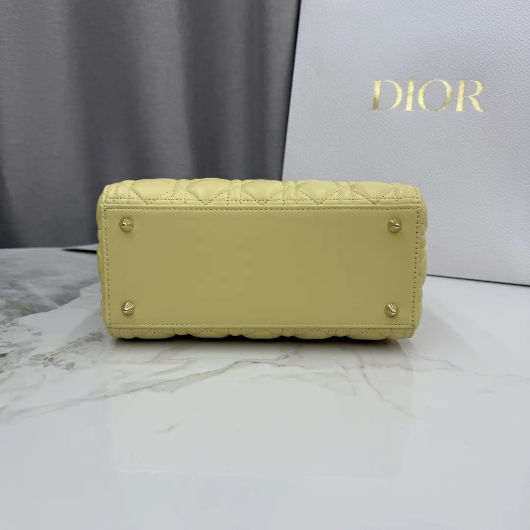 Dior Lady Dior 柠檬黄色羊皮卡夹 标签细节款