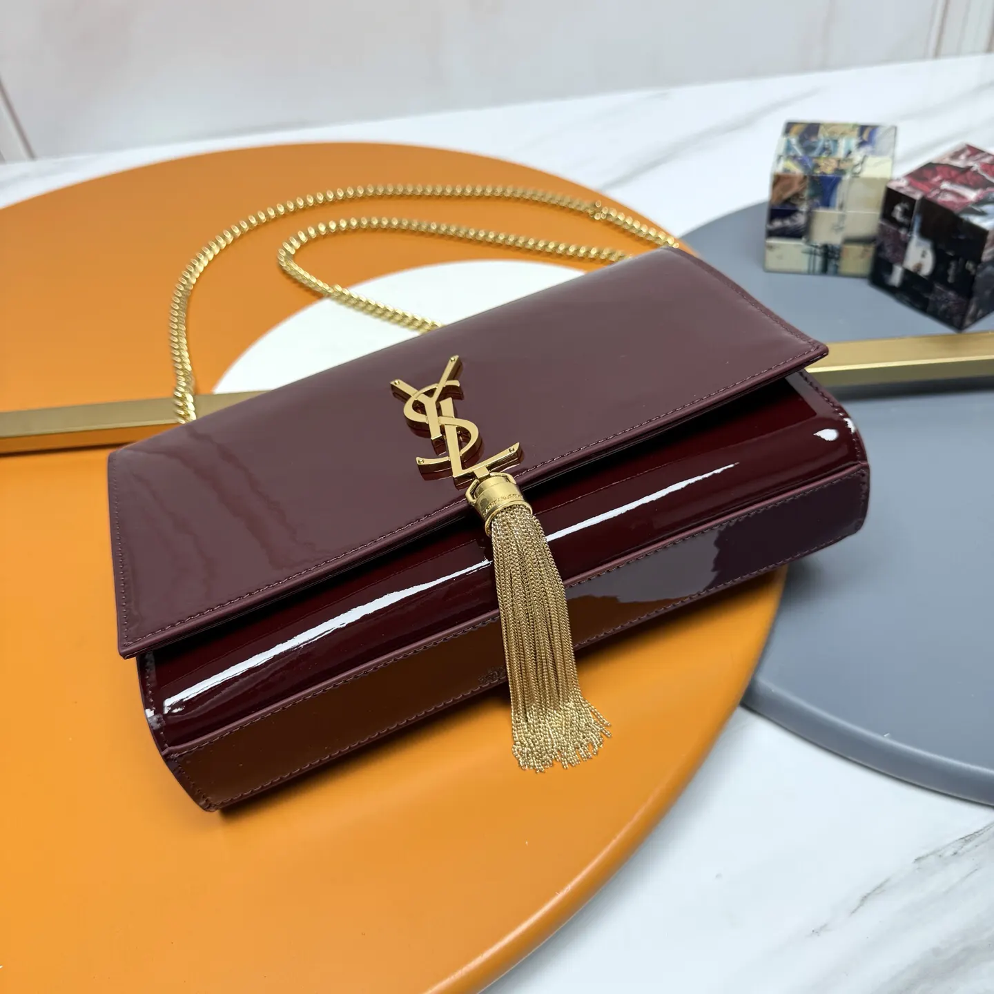 YSL 漆皮 期待已久漆皮永远是時尚的代表…简单而又浮夸 斜背包 輕便斜挎款