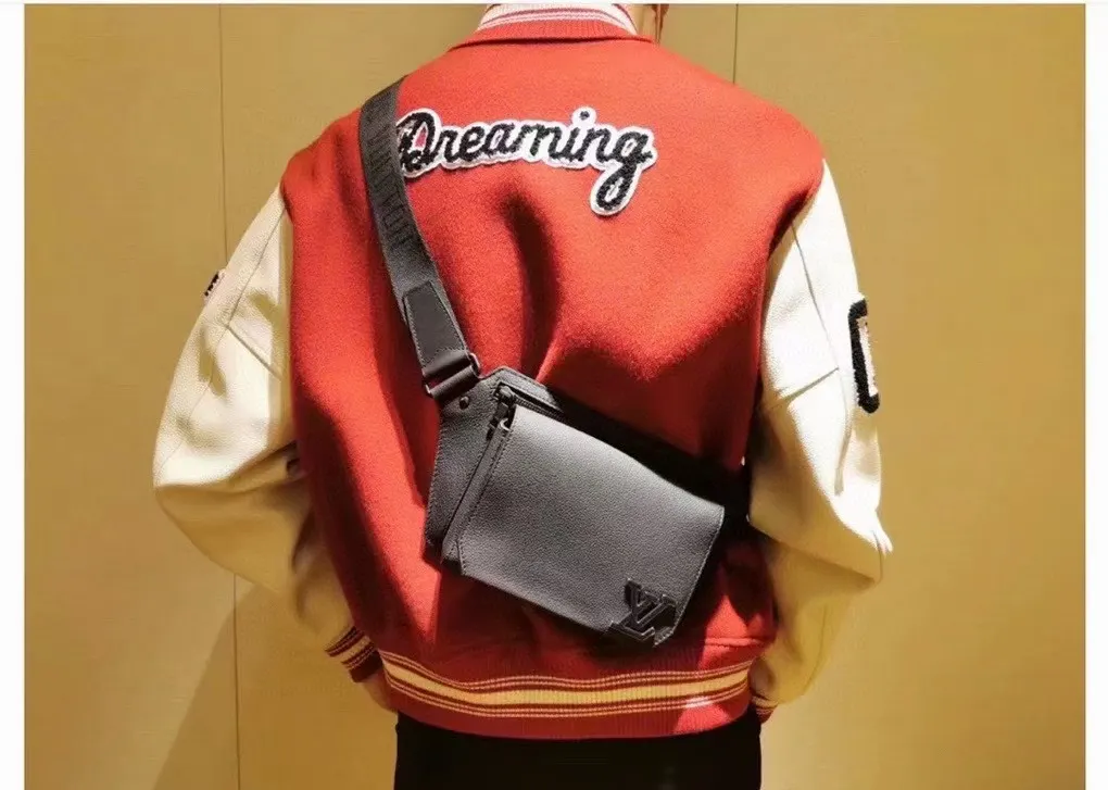 LV 小牛皮 钝角翻盖和磁扣开启充裕主隔层 拉链袋再添一重保护 腰包 休闲腰包款