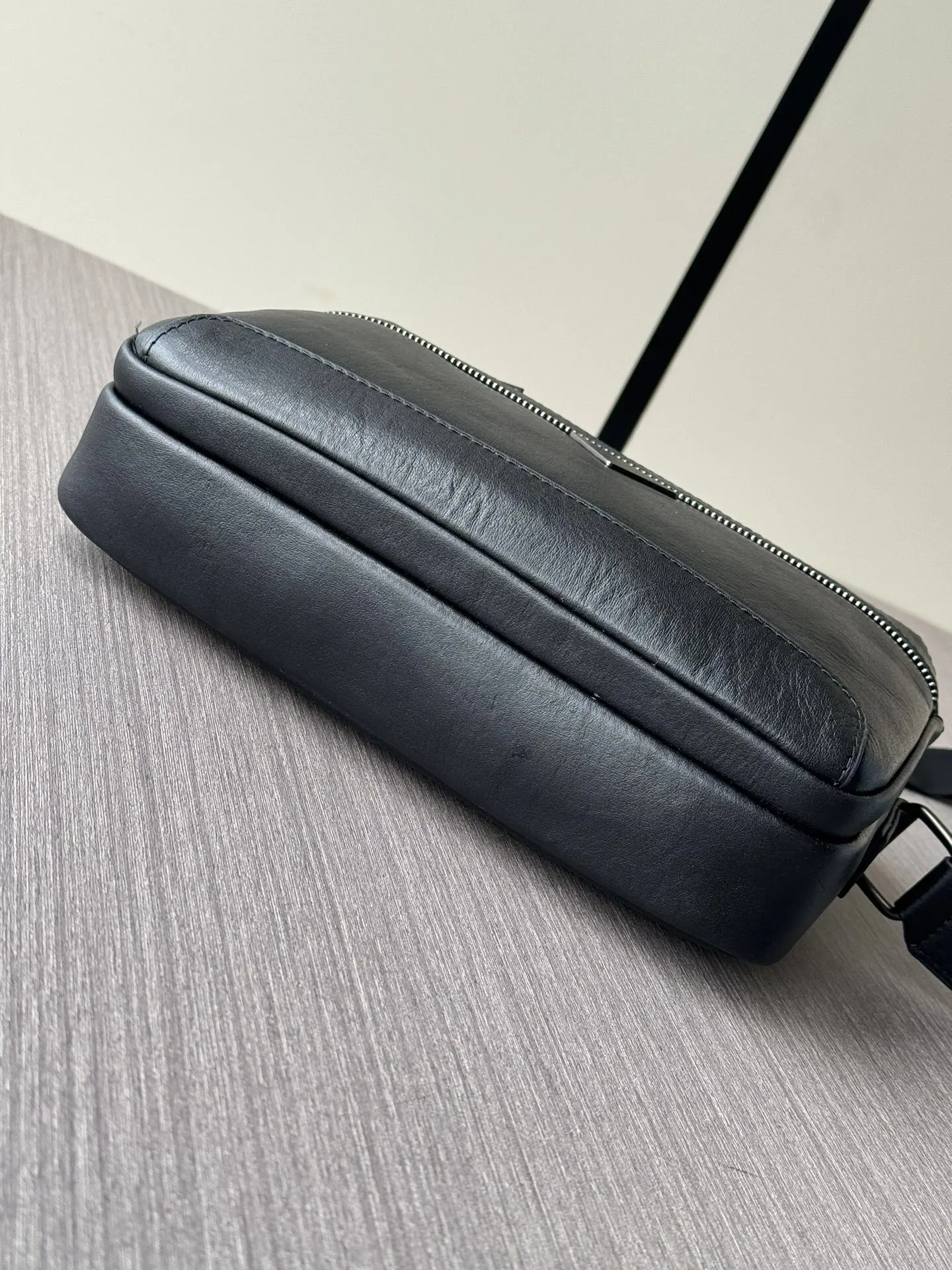 Prada 黑色 牛皮 Logo 斜挎包