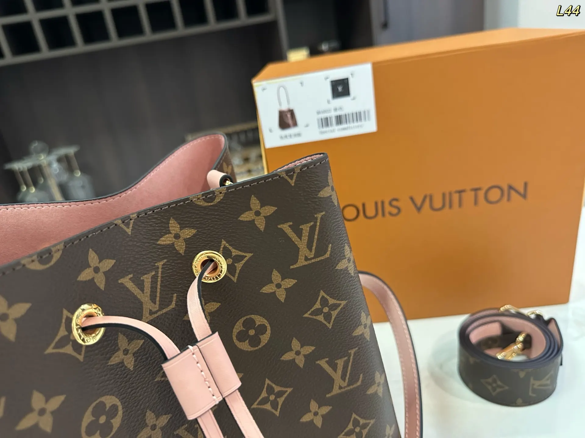 LV 小牛皮 钢五金 水桶包 休闲水桶款