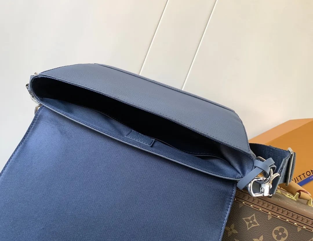LV 黑色 藍色 牛皮 收納包 旅行收納款(數字9) LV 黑色 藍色 牛皮 收納包 旅行收納款(數字9)