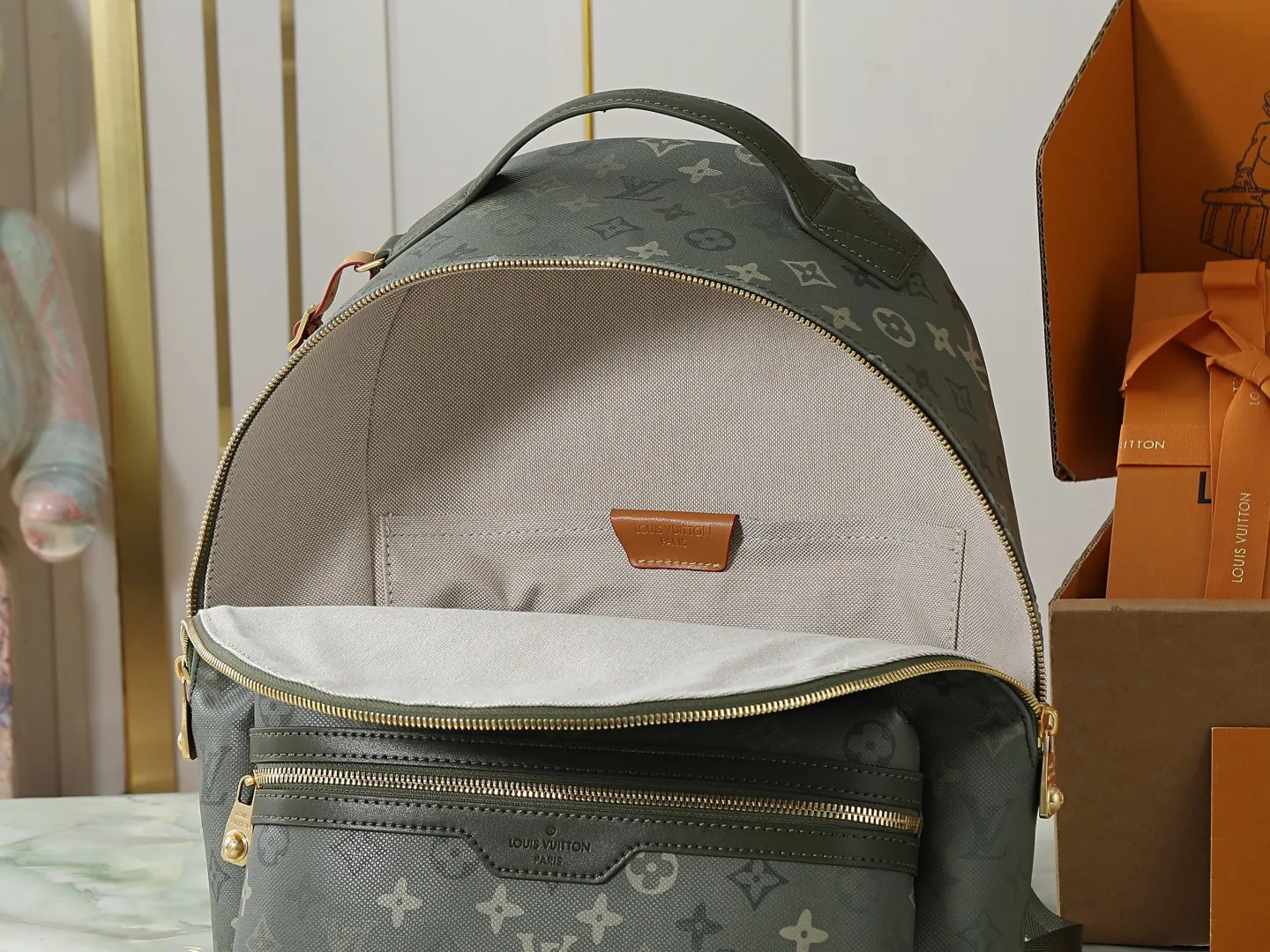 帆布 外袋 拉链前袋和开口侧袋方便取放物品 内袋确保收納井 雙肩包 实用雙肩款