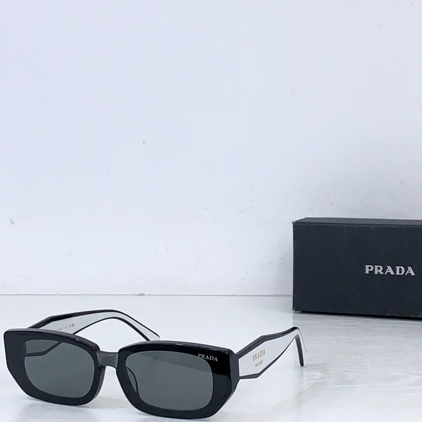 Prada PR 2151S 太阳镜