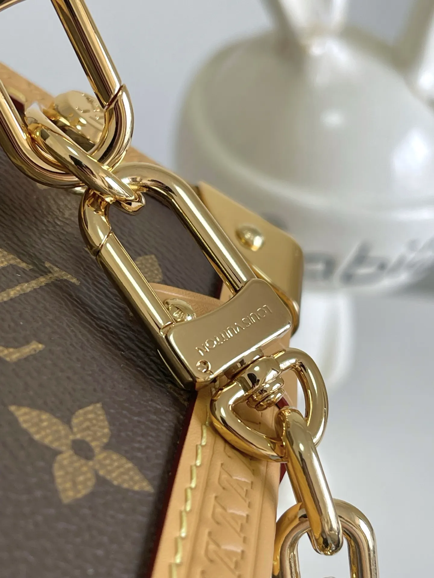 帆布 lock 锁扣和硬箱风格包角再添品牌格调 鏈條包 精致鏈條款
