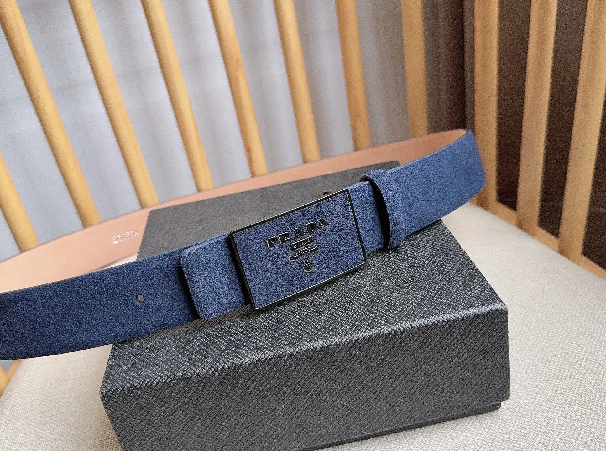 Prada 牛皮 腰带 通勤搭配