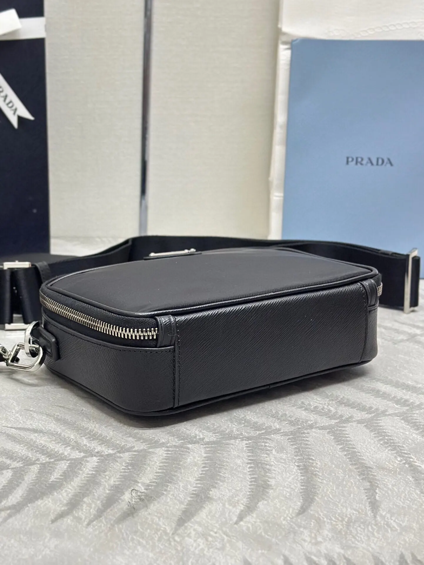 Prada Re-Nylon 2VH070 皮革 Saffiano 十字纹 斜挎包