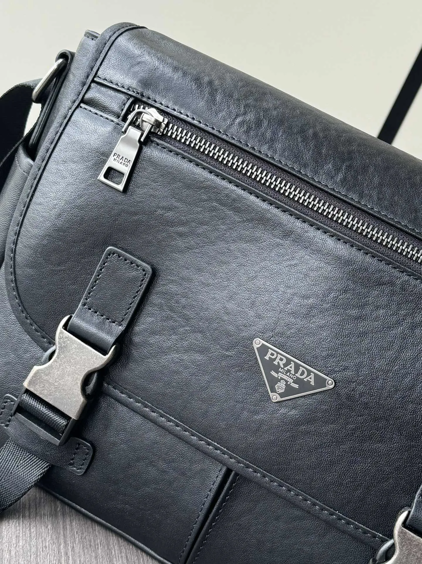 PRADA 黑色 牛皮 Logo 斜挎包 日常通勤款